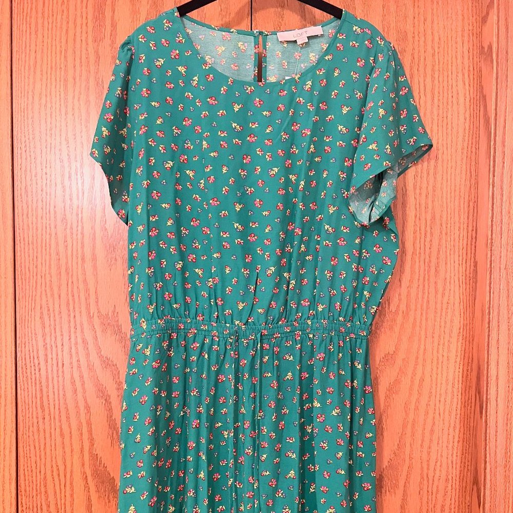 LOFT green floral dress with ruffled hemline! So cute! NWT Size L!